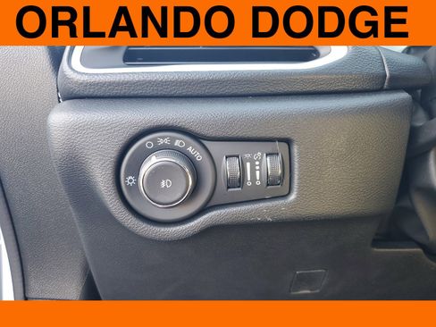 New 2024 Chrysler Pacifica Touring-L w/ Uconnect Theater Family Group image 28