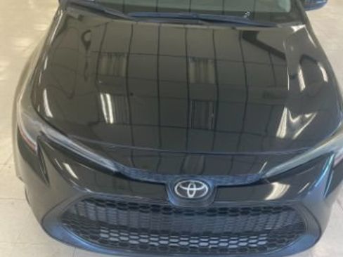 Used 2022 Toyota Corolla LE FWD image 2