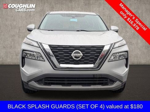 Used 2021 Nissan Rogue SV image 2