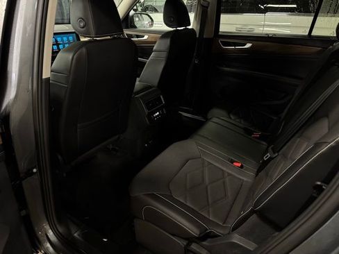 Used 2025 Volkswagen Atlas SE image 18