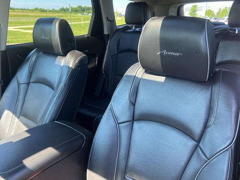 Used 2019 Buick Enclave Avenir w/ Avenir Technology Package AWD/4WD image 18