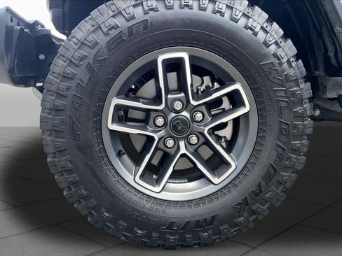 Used 2025 Jeep Gladiator Mojave AWD/4WD image 11