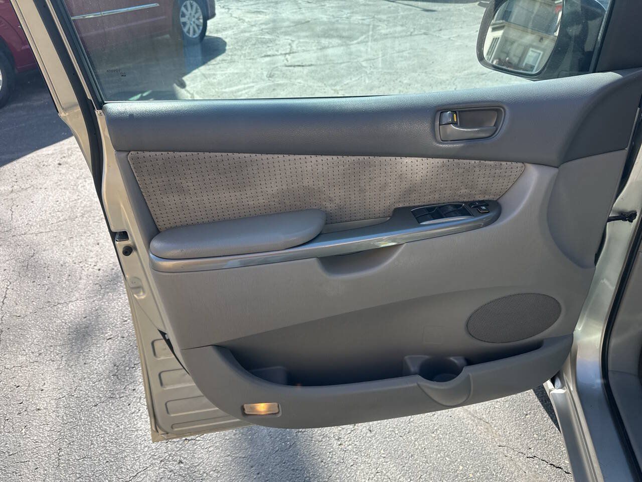 Used 2007 Toyota Sienna LE w/ LE Pkg 1 FWD image 14