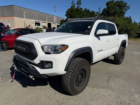 Used 2019 Toyota Tacoma TRD Off-Road w/ Technology Package AWD/4WD image 1