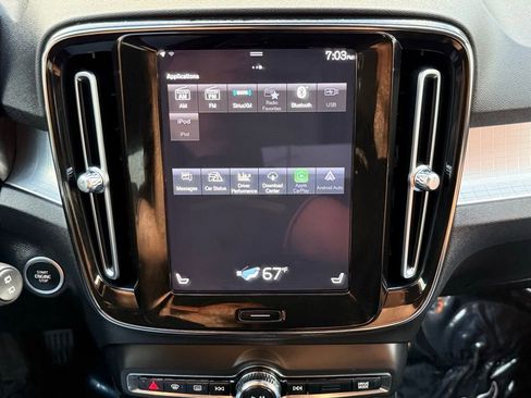 Used 2022 Volvo XC40 T4 Momentum image 38