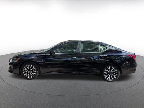Used 2025 Nissan Altima 2.5 SV FWD image 9