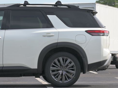 Used 2023 Nissan Pathfinder SL w/ SL Premium Package FWD image 6