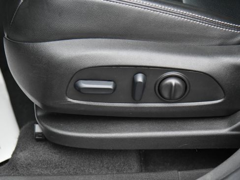 Used 2024 GMC Terrain SLT image 17