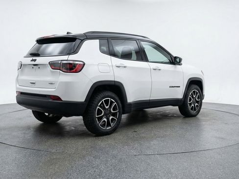 Used 2025 Jeep Compass Trailhawk AWD/4WD image 9