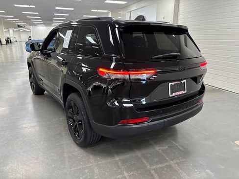 Used 2023 Jeep Grand Cherokee Altitude AWD/4WD image 6