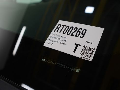 Certified 2025 Toyota Sienna XLE Woodland Edition AWD/4WD image 32