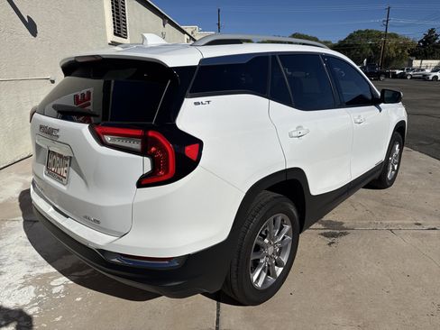 Used 2024 GMC Terrain SLT image 7