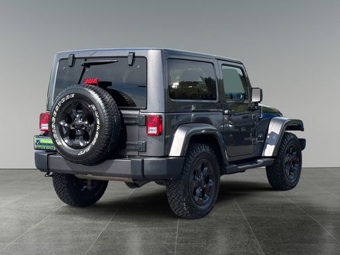 Used 2018 Jeep Wrangler Sahara w/ Connectivity Group AWD/4WD image 10