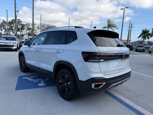 New 2026 Volkswagen Taos SE image 5