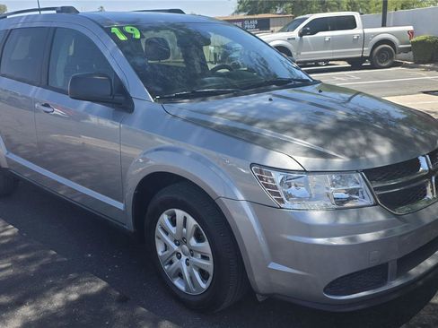 Used 2019 Dodge Journey SE FWD image 3