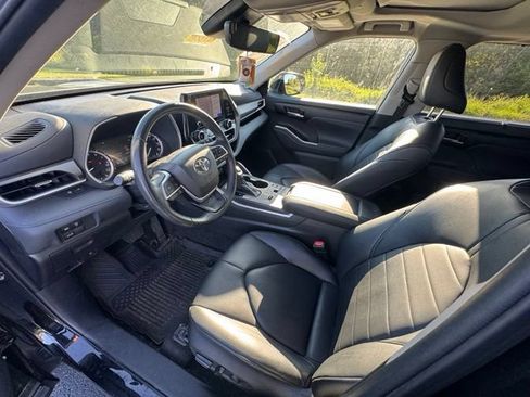 Used 2023 Toyota Highlander XLE FWD image 14