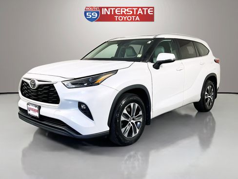 Used 2023 Toyota Highlander XLE AWD/4WD image 3