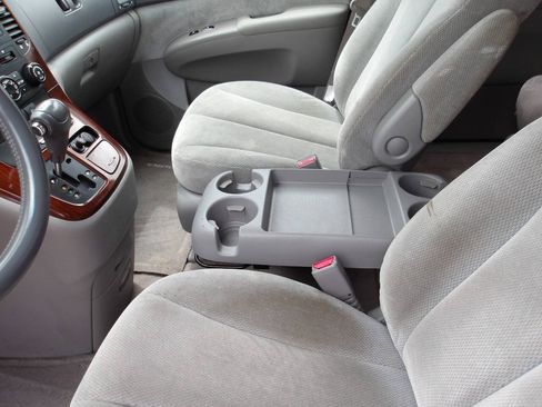 Used 2006 Kia Sedona EX FWD image 17