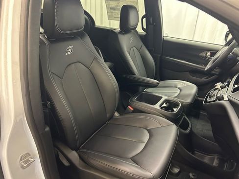 New 2026 Chrysler Pacifica Select image 22