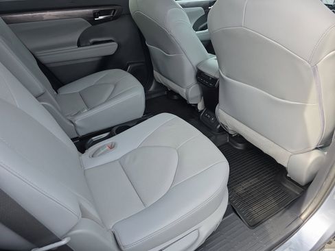 Used 2020 Toyota Highlander Limited image 11