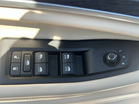 Used 2023 Jeep Grand Cherokee Limited w/ Luxury Tech Group II AWD/4WD image 12
