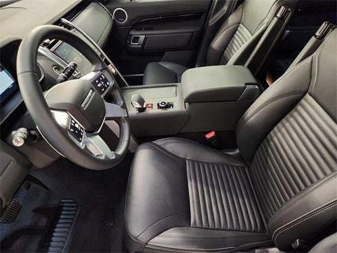 Used 2025 Land Rover Discovery S image 13