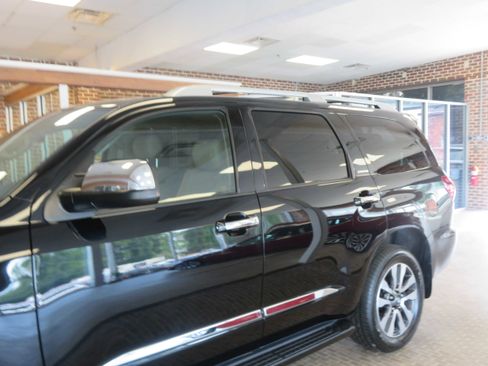 Used 2020 Toyota Sequoia Limited w/ Safety & Convenience Package AWD/4WD image 90
