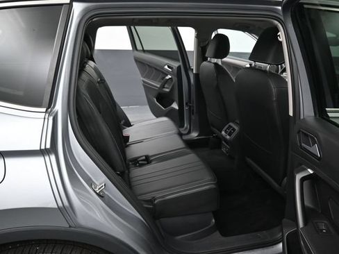 Used 2022 Volkswagen Tiguan SE w/ Panoramic Sunroof Package AWD/4WD image 34