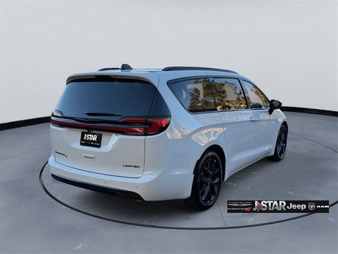 New 2026 Chrysler Pacifica Limited image 3