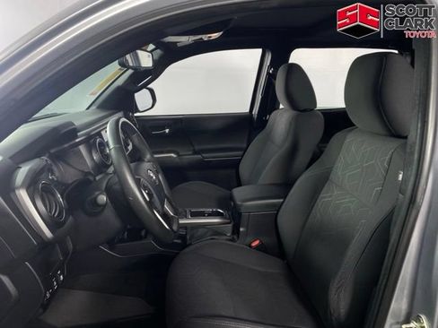 Used 2017 Toyota Tacoma TRD Sport w/ Premium & Technology Package AWD/4WD image 13