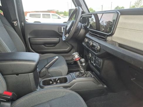 Used 2024 Jeep Gladiator Sport AWD/4WD image 8