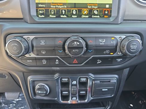 Used 2018 Jeep Wrangler Unlimited Sahara AWD/4WD image 26