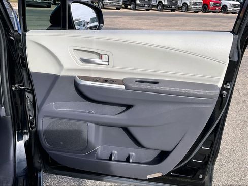 Used 2022 Toyota Sienna XLE image 21