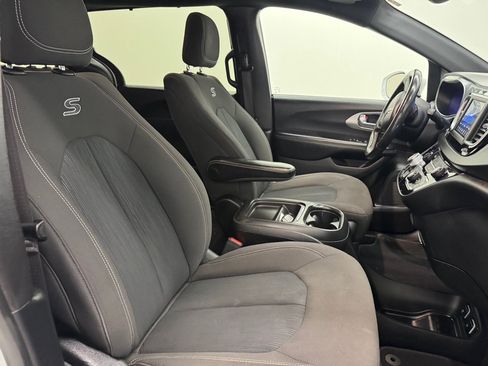 Used 2020 Chrysler Pacifica Touring w/ S Appearance Package FWD image 14