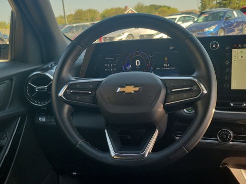 Used 2025 Chevrolet Equinox LT AWD/4WD image 13