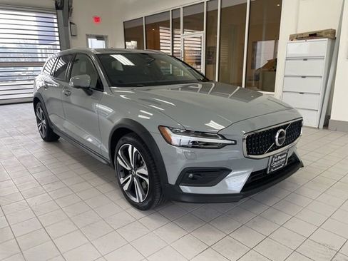 Certified 2025 Volvo V60 B5 Cross Country Plus image 5