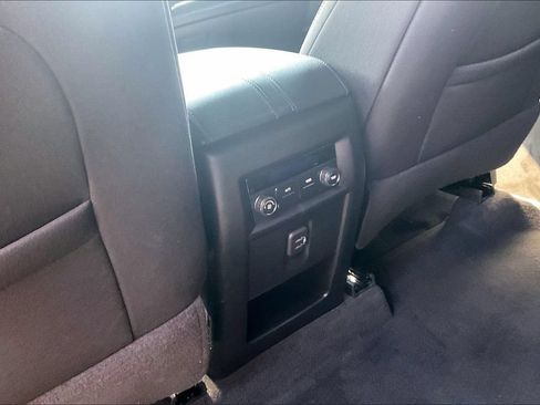 Used 2023 Chevrolet Traverse LT FWD image 11