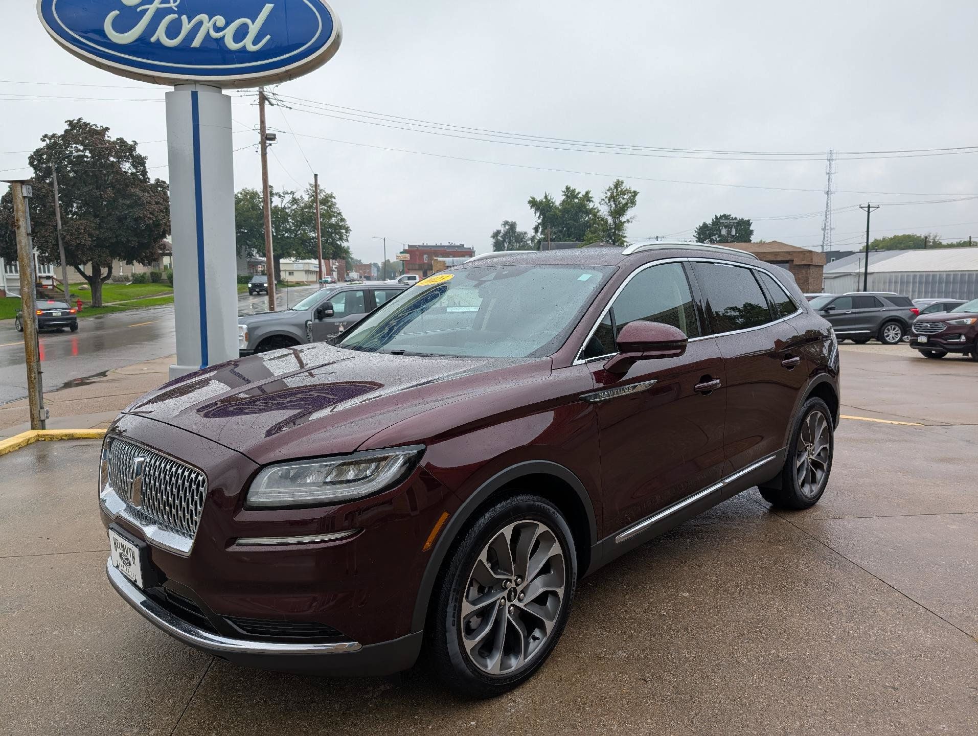 Used 2023 Lincoln Nautilus Reserve w/ Luxury Package AWD/4WD image 2