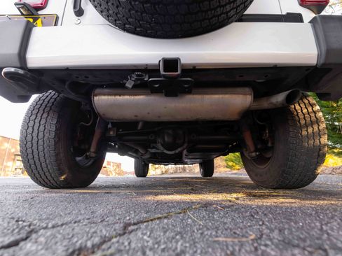 Used 2017 Jeep Wrangler Unlimited Sahara w/ Connectivity Group image 18