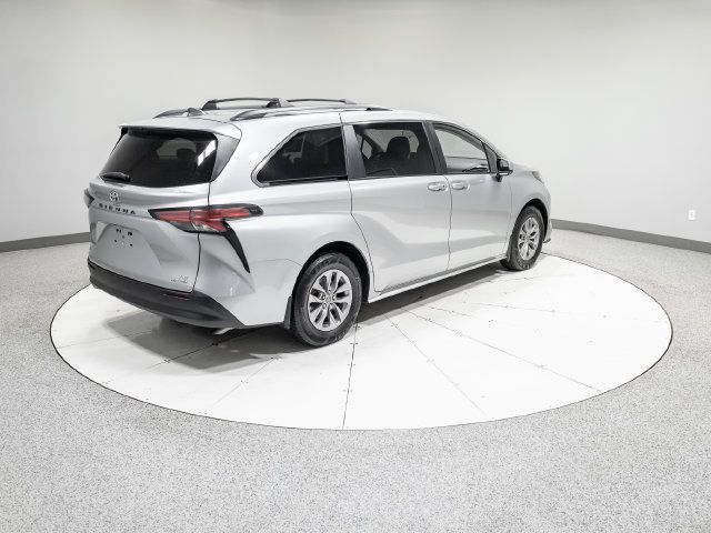 Used 2022 Toyota Sienna LE AWD/4WD image 30
