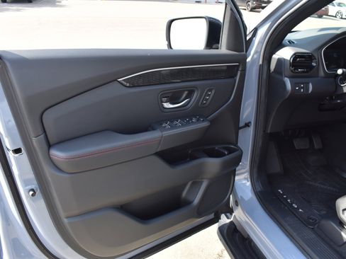 Certified 2025 Honda Pilot Black Edition image 27