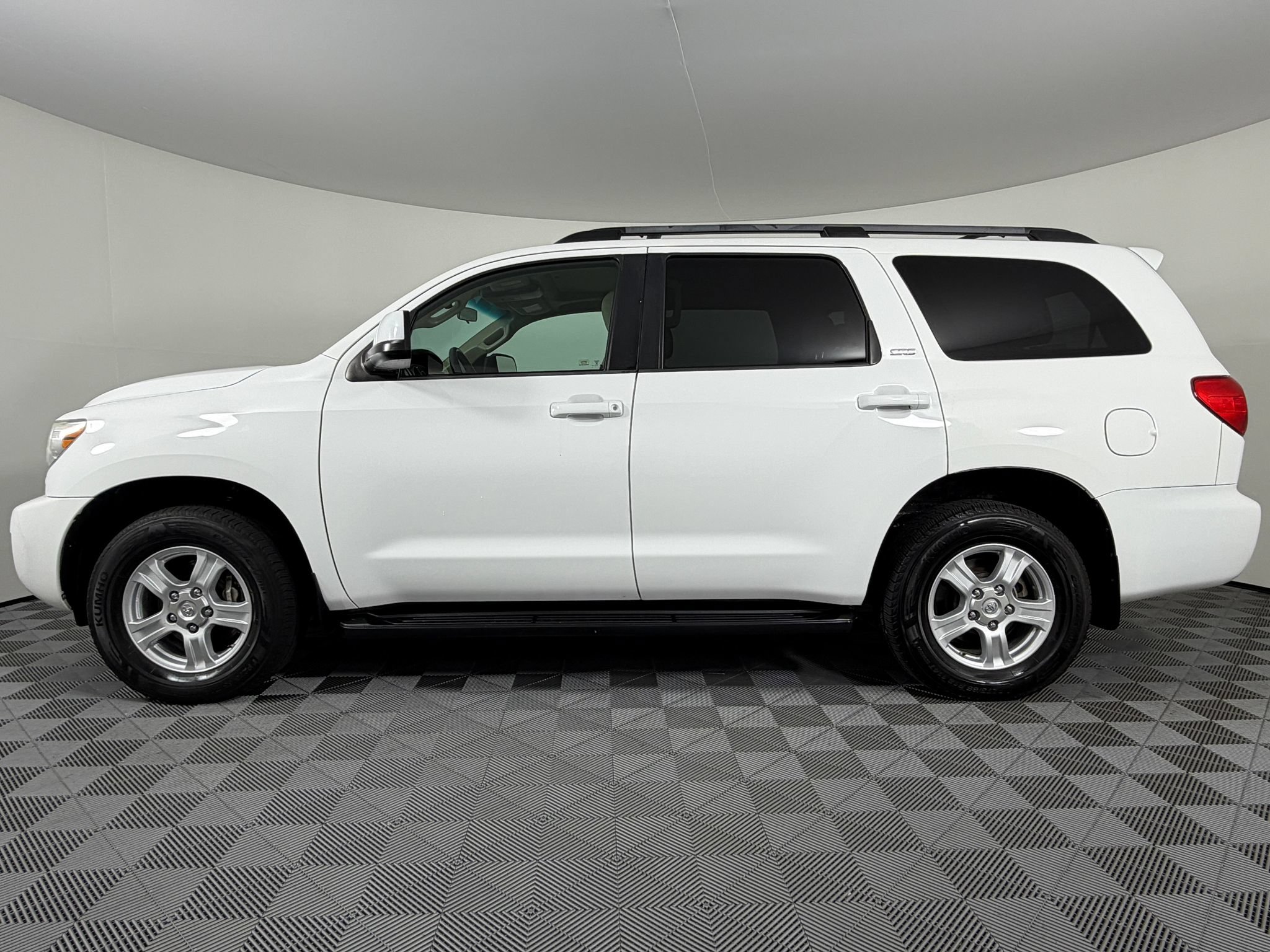 Used 2016 Toyota Sequoia SR5 AWD/4WD image 6