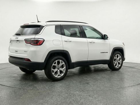 Used 2025 Jeep Compass Latitude AWD/4WD image 9