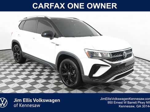 Certified 2023 Volkswagen Taos SE w/ Panoramic Sunroof Package FWD image 1