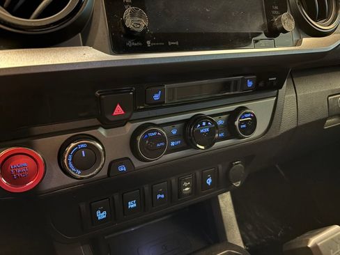 Used 2017 Toyota Tacoma TRD Off-Road w/ Premium & Technology Package AWD/4WD image 21