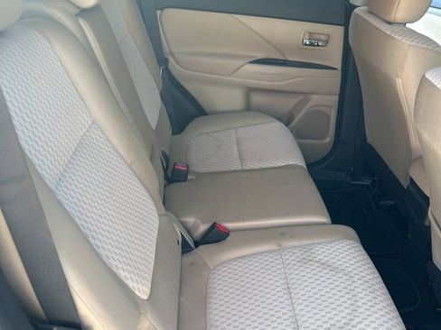 Used 2014 Mitsubishi Outlander SE image 14