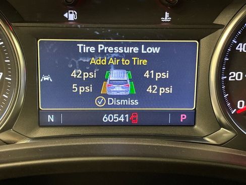 Used 2023 GMC Terrain SLT image 33