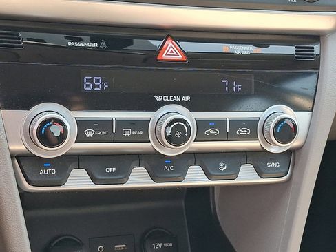 Used 2020 Hyundai Elantra SE FWD image 17