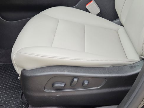 Used 2022 Cadillac XT4 Luxury w/ Cold Weather Package FWD image 22