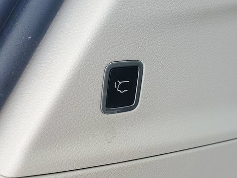 Used 2018 Chrysler Pacifica Touring-L FWD image 9